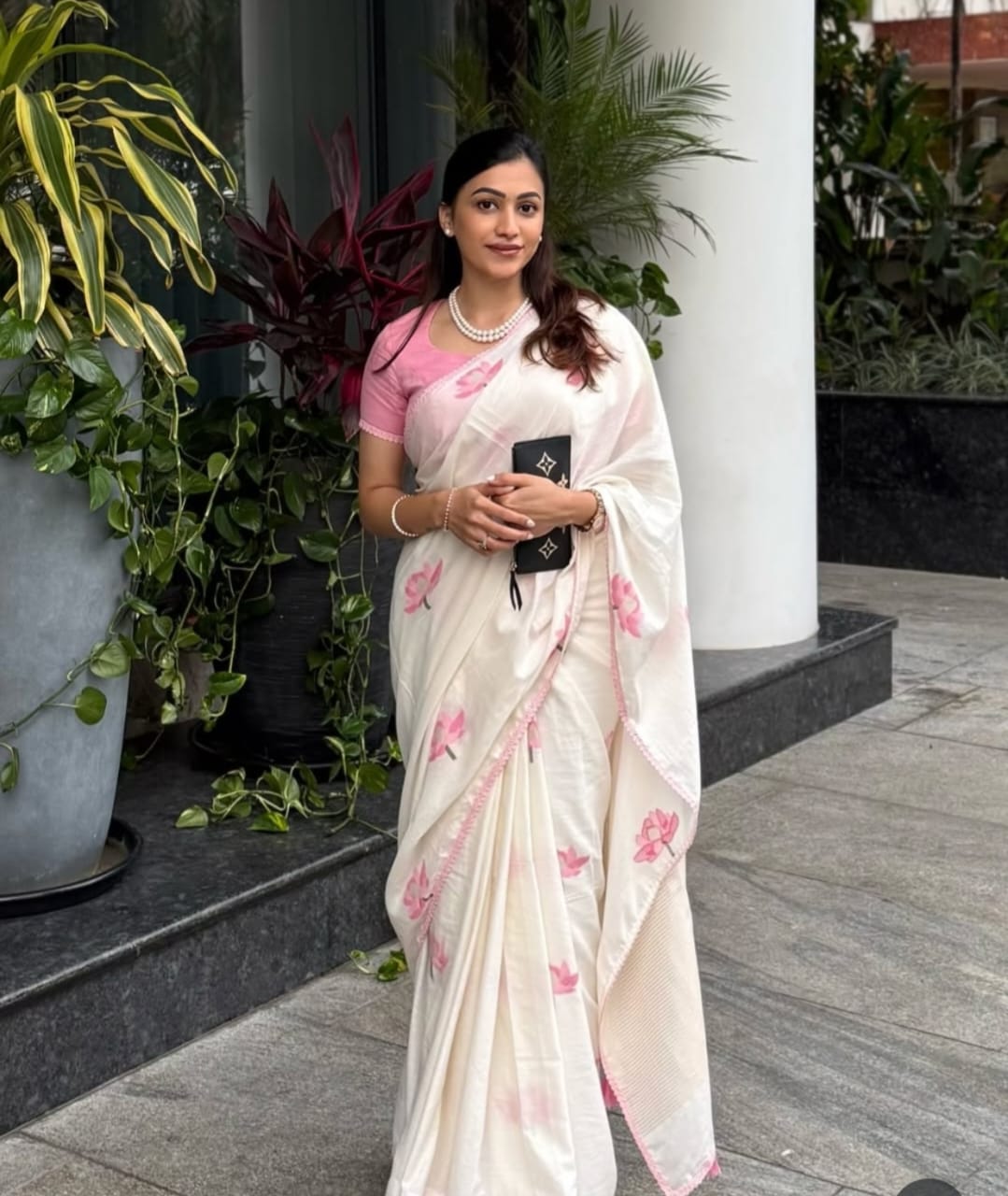 Premium Stylish Linen Saree Floral Print With Fancy Lace Border