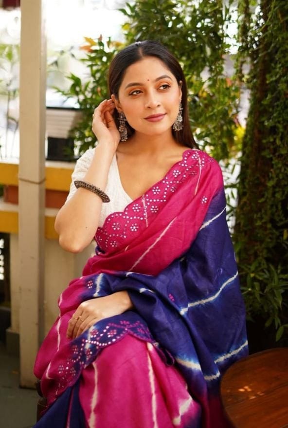 Premium Linen Saree With Print & Mirror Work Border
